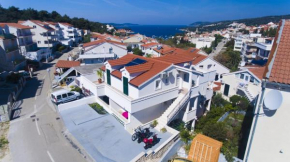 Apartments with a parking space Hvar - 5706